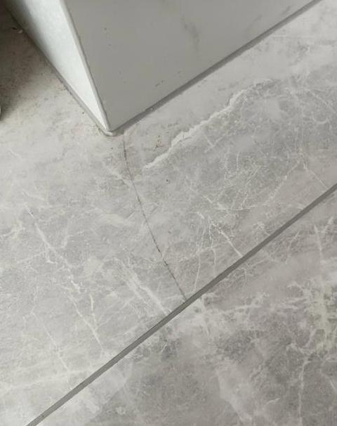 卫生间瓷砖开裂原因解析