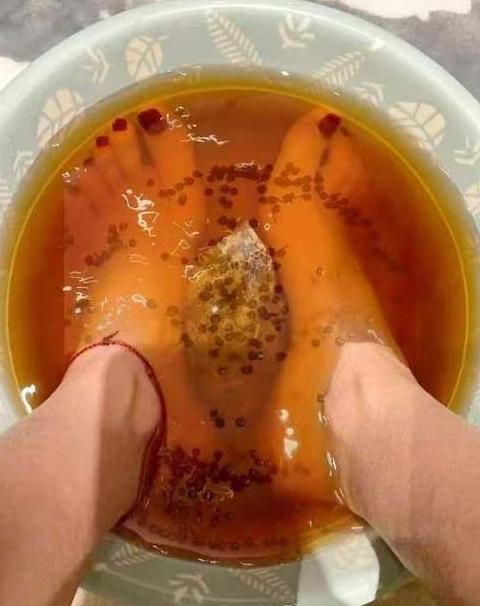 早晨泡脚：利弊分析与健康益处