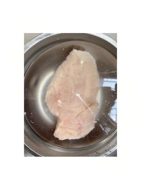猫吃鸡胸肉生吃还是熟吃好呢