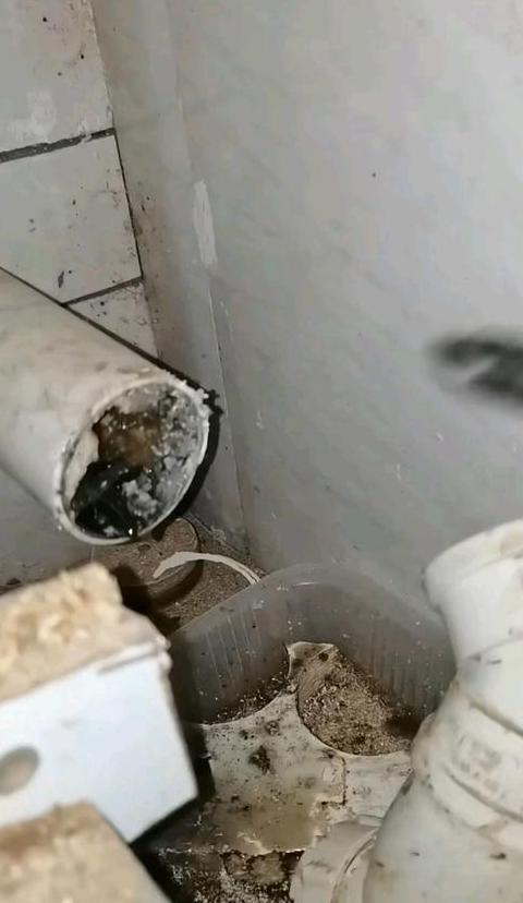 厨房下水道油垢太厚堵塞