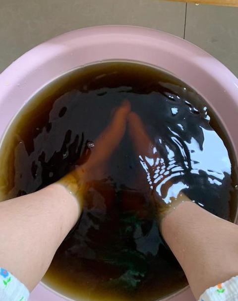 泡脚后肚子疼且发凉的原因解析