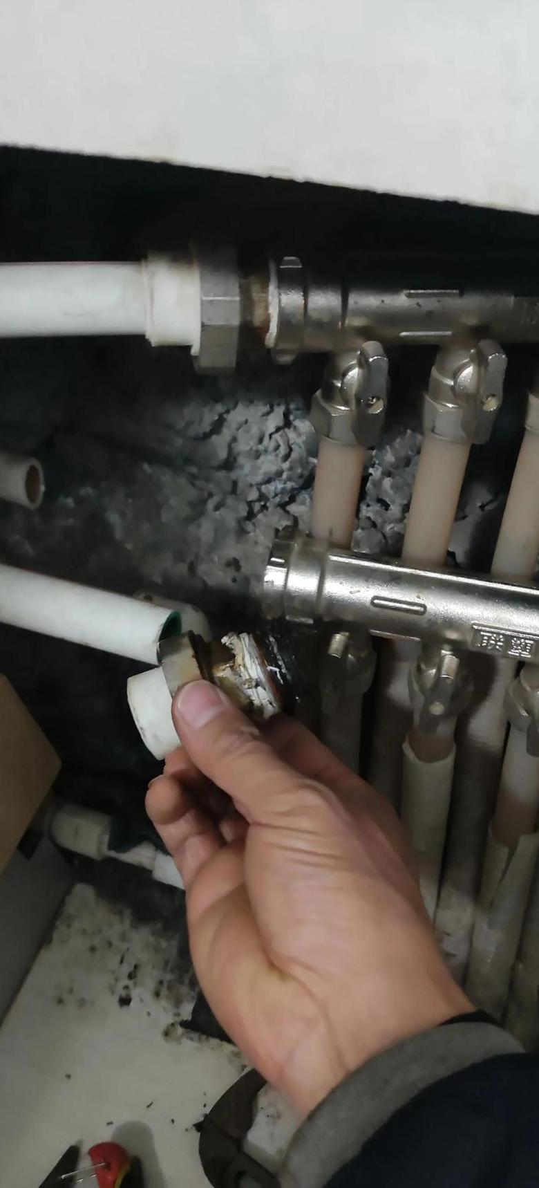 暖气片有沙眼漏水了的修补方法