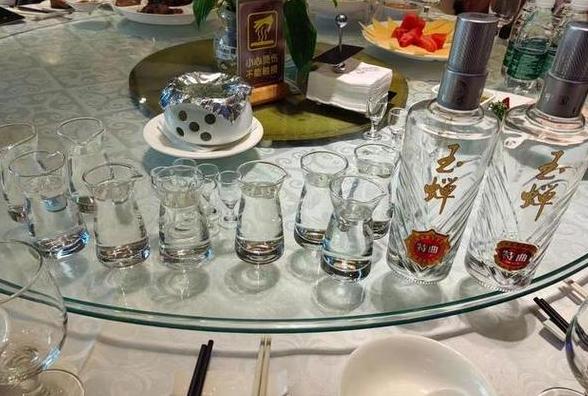 白酒勾兑技巧：如何将高度酒稀释成低度酒