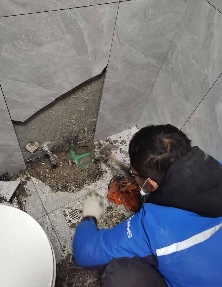 修水管漏水师傅附近