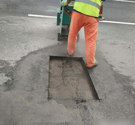 水泥路面上铺渗水混凝土