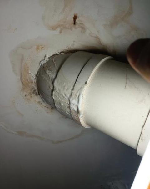 马桶后面的进水管漏水