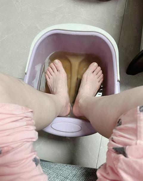 热水泡脚助眠攻略：睡前泡脚改善睡眠小技巧