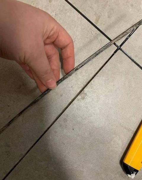 卫生间瓷砖缝隙小怎么办？