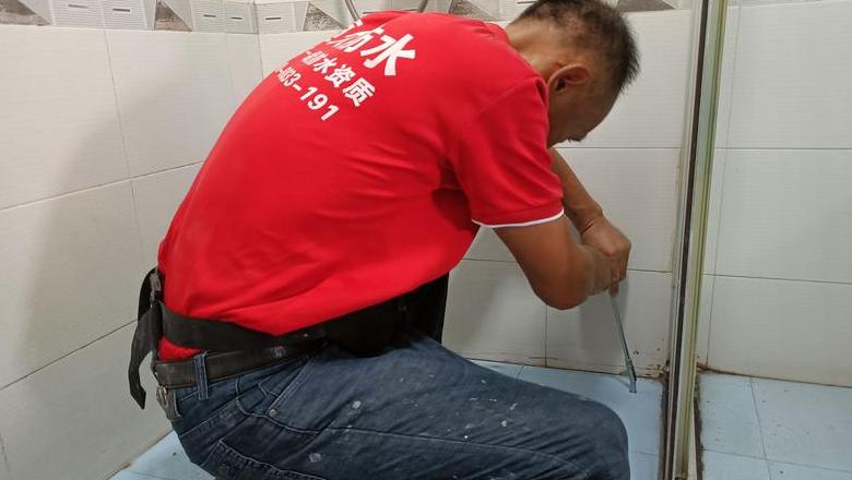 卫生间上下水管漏水维修