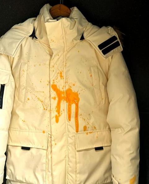 羽绒服油渍清洗技巧及轻沉羽绒服选择指南