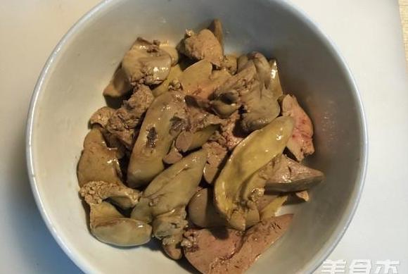 芹菜鸡肝炒制法：营养互补家常菜