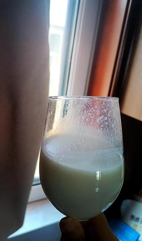过期牛奶喝一口，小心健康风险！
