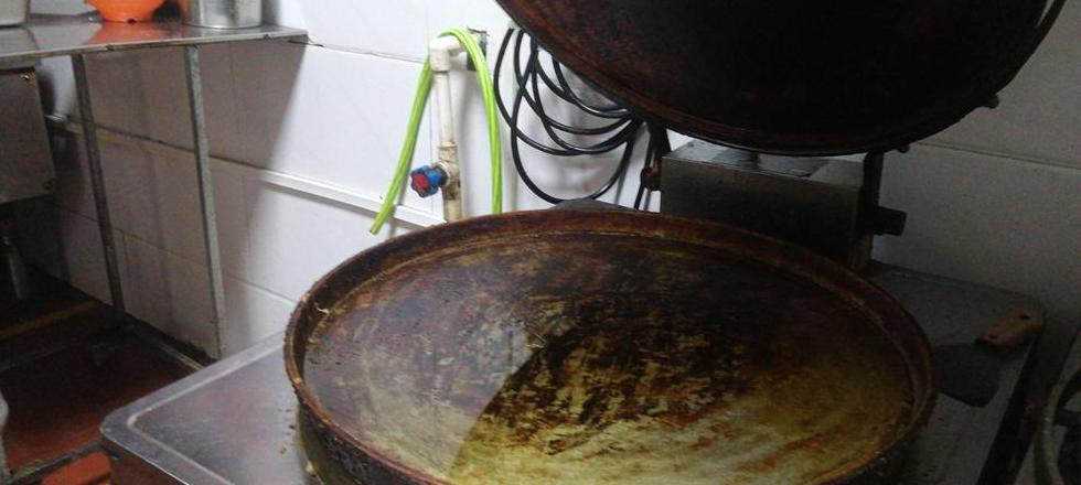 如何利用火碱清洁电饼铛？