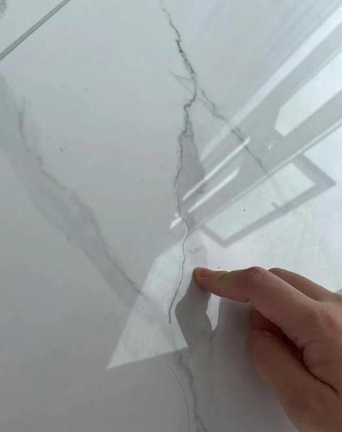 瓷砖细纹修复攻略：小裂缝处理大方法