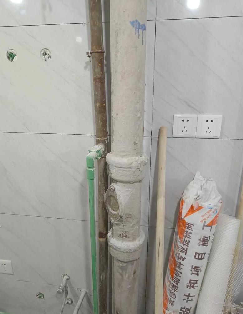卫生间铸铁管更换全攻略：PVC连接与修复方法详解